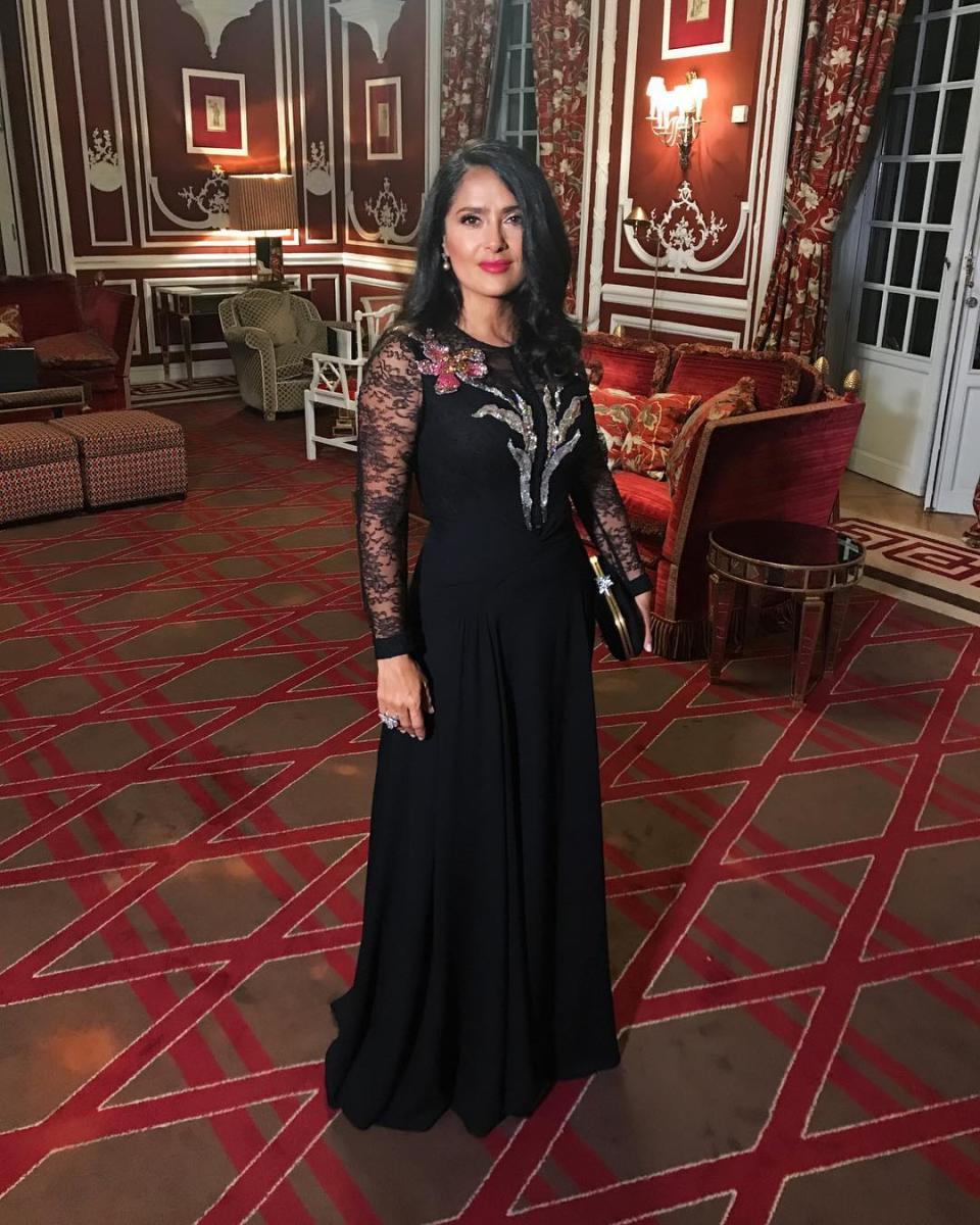 Este es el vestido de Salma Hayek que ha causado muchos comentarios en redes sociales<a href="https://www.instagram.com/salmahayek/?hl=en" rel="nofollow noopener" target="_blank" data-ylk="slk:. Foto: Salma Hayek/Instagram;elm:context_link;itc:0;sec:content-canvas" class="link ">. Foto: Salma Hayek/Instagram</a>