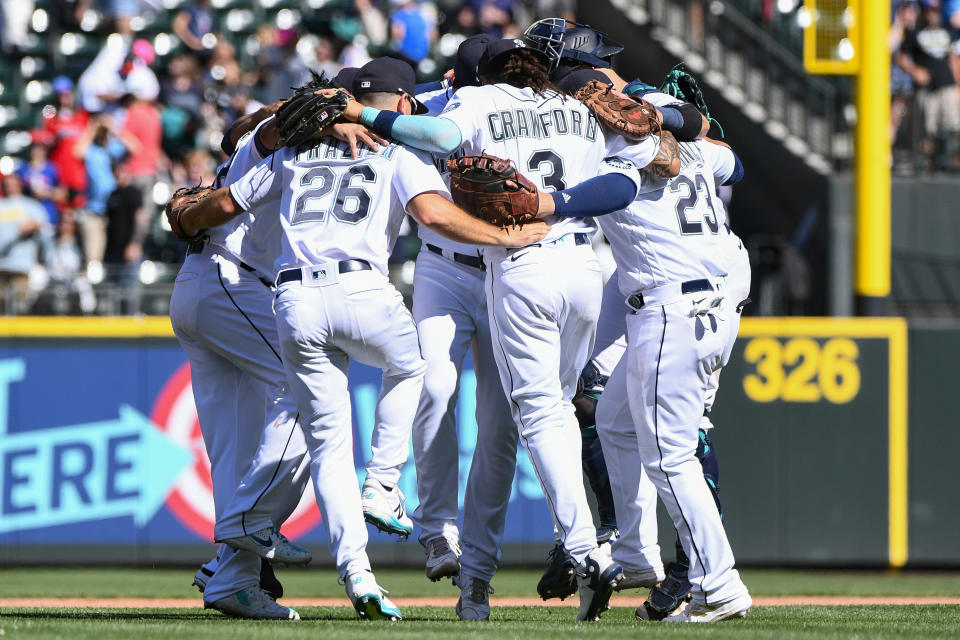 Los Marineros de Seattle bailan para festejar la victoria sobre los Angelinos de Los Ángeles en el primer juego de una doble tanda, el sábado 6 de agosto de 2022 (AP Foto/Caean Couto)