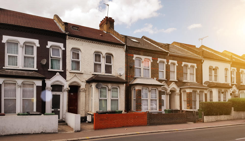 Domy szeregowe w dzielnicy Stratford, na East End w Londynie, w dzielnicy Newham.  Londyn, Wielka Brytania