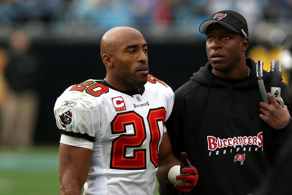 CHARLOTTE, NC - DECEMBER 06:  Head coach Raheem Morris talks to Ronde Barber #20 of the Tampa Bay Buccaneers during their game against the Carolina Panthers at Bank of America Stadium on December 6, 2009 in Charlotte, North Carolina.  (Photo by Streeter Lecka/Getty Images)