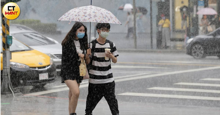 今（14日）南方雲系北移，台灣東部及東南部地區有陣雨或雷雨，並有局部大雨或豪雨發生的機率。（示意圖／黃耀徵攝影）