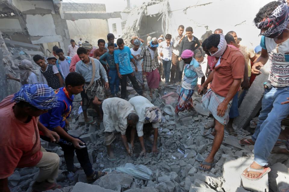 People search for survivors under rubble at the al-Zaydiya security headquarters, that was destroyed by Saudi-led airstrikes in the Red Sea port city of Hodeida, Yemen on Oct. 30, 2016. (Photo: Abdoo Alkarim Alayashy/AP)