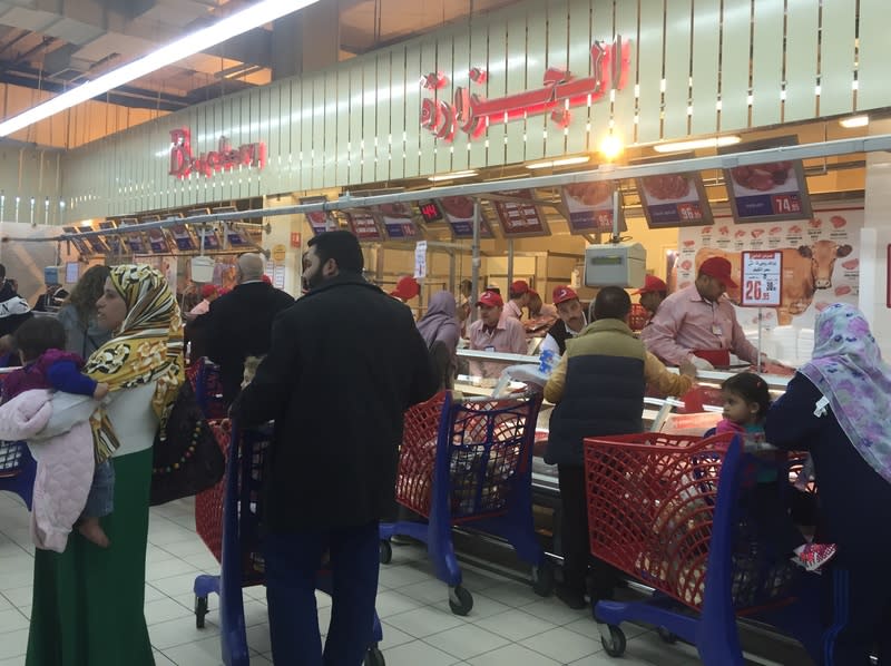 埃及超市肉品區 埃及這兩年飽受美元短缺帶來的高通膨之苦，物價跟 著當地貨幣大幅貶值而不斷上漲，當地消費者肉類購 買力已大幅下降。 中央社記者施婉清開羅攝  113年5月9日 