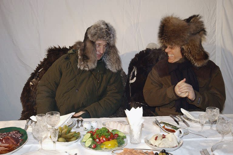 Silvio Berlusconi y el presidente ruso, Vladimir Putin, en una cena informal en una tienda de campaña en una reserva natural cerca de una residencia de Zavidovo a unos 120 kilómetros al noroeste de Moscú, el 3 de febrero de 2003.