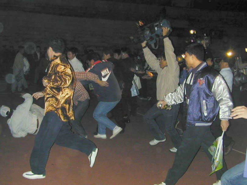 前立委蔡同榮2001年參選嘉義市立委，總統陳水扁出席蔡的政見發表會，陳離場後，現場群眾爆發激烈衝突。（圖／報系資料照）