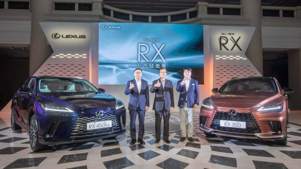 和泰汽車總經理蘇純興 (左) 於Lexus RX發表會場合透露明年新車價格仍可能有所變動。(圖片來源/ 和泰汽車)