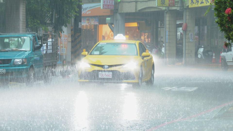 天氣不穩定留意局部大雨，餘震頻繁山區注意坍方落石。（資料畫面）