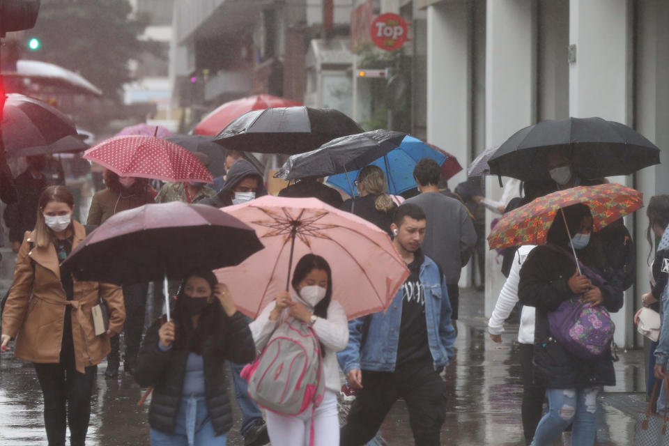 ***ARQUIVO***SÃO PAULO, SP, 10.08.2022 - Pedestres se protegem da chuva na avenida Paulista, em SP. (Foto: Rivaldo Gomes/Folhapress)