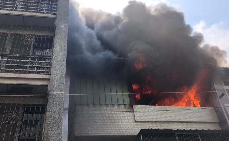 台中市南區五權南路傳出火警，消防局出動信義消防分隊等六個分隊，前往滅火。（記者陳金龍攝）