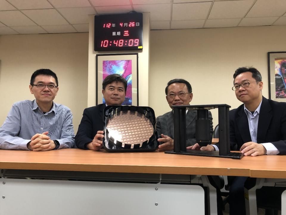 國立台灣大學機械系陳亮嘉教授團隊，歷時十多年，研發出「半導體封裝製程線上智能化自動光學檢測關鍵檢測系統」。（楊文君 攝）