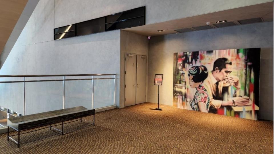 即日起至9月30日，於MUVIE CIN-EMAS台北松仁威秀影城12樓，由藝術家Noble Wong親手繪製向《花樣年華》致敬的壁畫，呈現電影中梁朝偉與張曼玉的絕美浪漫氛圍。（圖／CATCHPLAY提供）