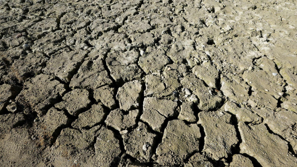 Près de Nice ce 28 octobre, la terre continue de se fissurer dans le lac artificiel asséché de Broc, alors que le département des Alpes-Maritimes fait face à une grave sécheresse.