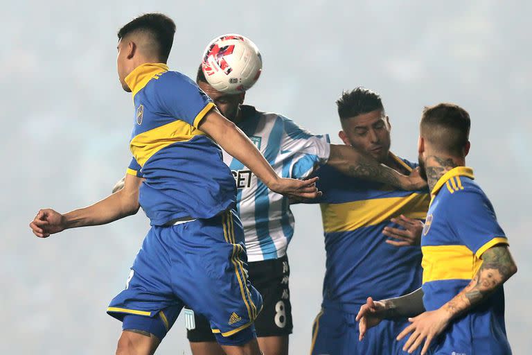 Boca y Racing, cara a cara por el último trofeo del año en el fútbol nacional.