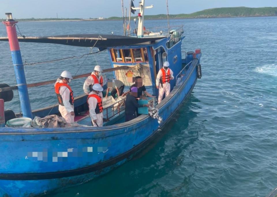 大陸籍漁船越界在澎湖目斗嶼東北方海域以流刺網作業，經澎湖海巡隊強制登檢後將漁獲全數海拋，並將人船押返馬公港留置調查。（記者鄭伯勝翻攝）