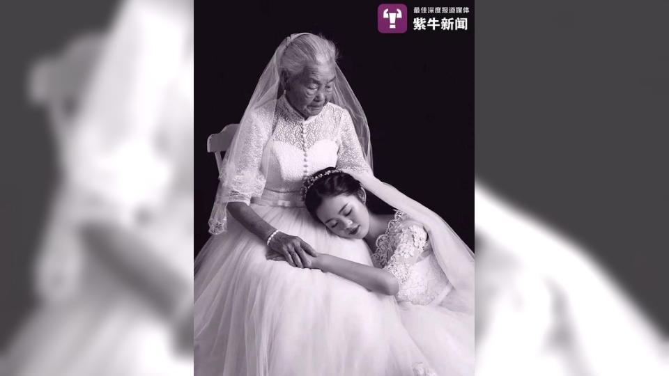 24歲的孫女帶著94歲的外婆拍攝婚紗照，不少人看到照片都感動地哭了。(圖／翻攝自紫牛新聞)