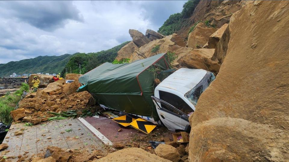 基隆山崩，多輛車輛遭掩埋。（圖／民眾提供）