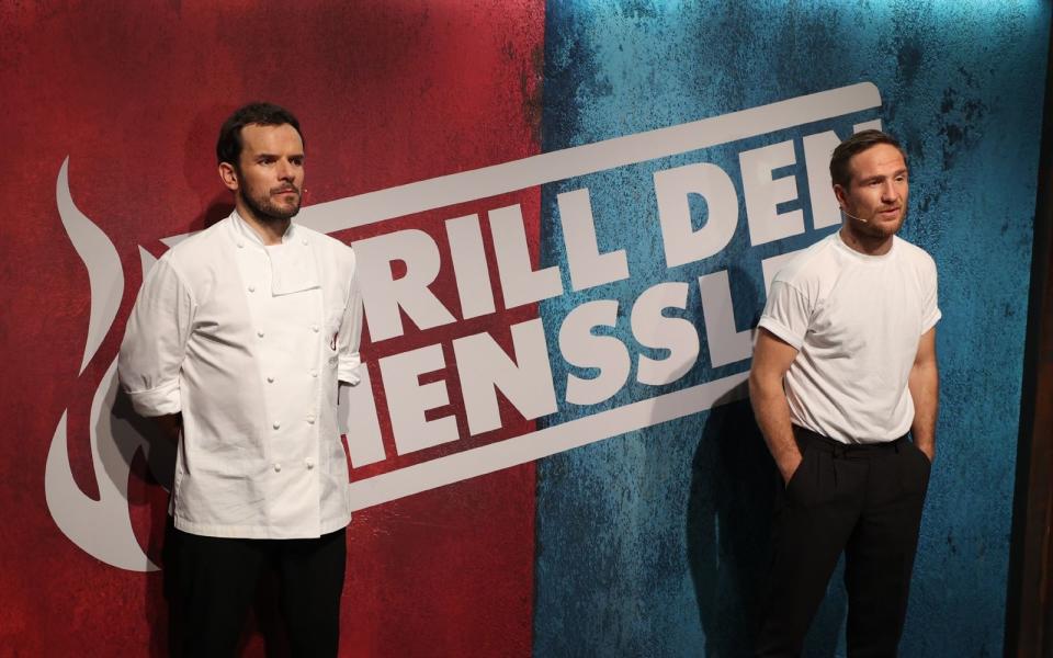 Steffen Henssler muss sich von der Jury viel Kritik anhören. Für "Grill den Henssler"-Gast Frederick Lau (rechts) läuft's besser. (Bild: RTL / Frank W. Hempel)