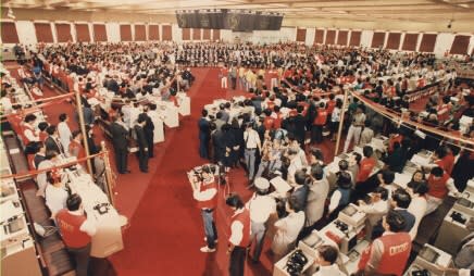 1986年交易大堂正式啟用，當年可容納千名出市代表，在開業禮上人頭湧湧，非常熱鬧。