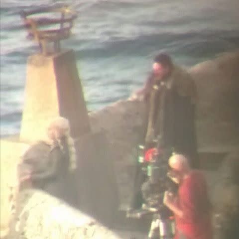 Mas a imagem que mais causou alvoroço foi esta. Mesmo com a baixa qualidade, é possível identificar Jon Snow (Kit Harington) e Daenerys (Emilia Clarke) contracenando. (Reprodução / Watchers on The Wall)