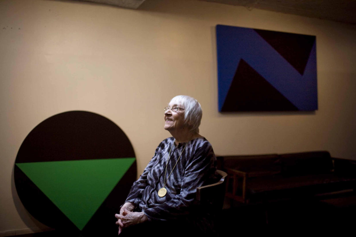 La pintora abstraccionista Carmen Herrera, a los 94 años, en Manhattan, el 9 de diciembre de 2009. (Todd Heisler/The New York Times)