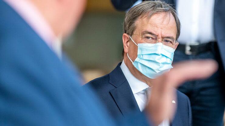 Nordrhein-Westfalens Ministerpräsident meint, das Infektionsgeschehen sei lokalisierbar. Foto: dpa