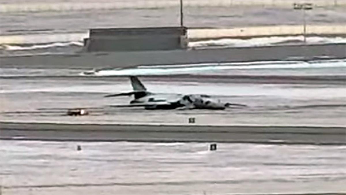 Трупът на разбилия се бомбардировач B-1B се вижда в базата в Южна Дакота