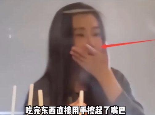 王祖賢近日吃火鍋時被網友捕捉，不過就有酸民狠批顏值暴跌，（翻攝自微博）