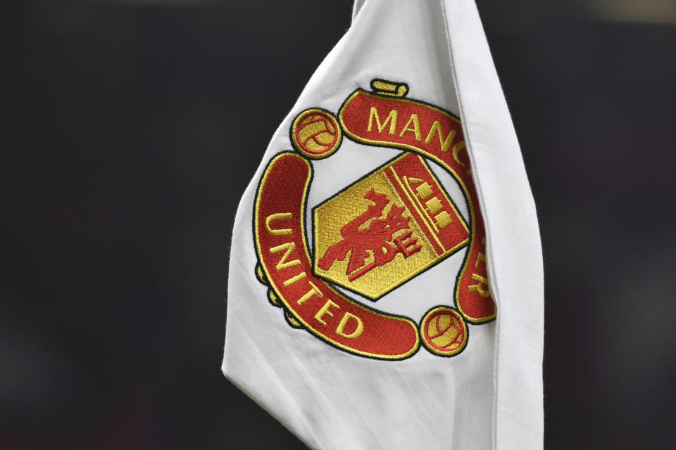 La bandera del corner con el logo del Manchester United previo al partido entre el club y Reading por la Copa FA, el sábado 28 de enero de 2023. (AP Foto/Rui Vieira)