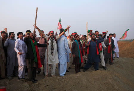 Supporters of Pakistani opposition leader Imran Khan shout slogans at a spot where police blocked the highway with shipping containers in Swabi, between Peshawar and Islamabad, Pakistan October 31, 2016. REUTERS/Fayaz Aziz