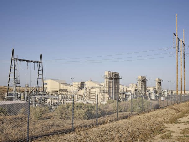 PHOTO: The Aera Energy Midway Sunset cogeneration natural gas power station at the Midway-Sunset Oil Field near Derby Acres, Calif., April 29, 2022. (Bloomberg via Getty Images)