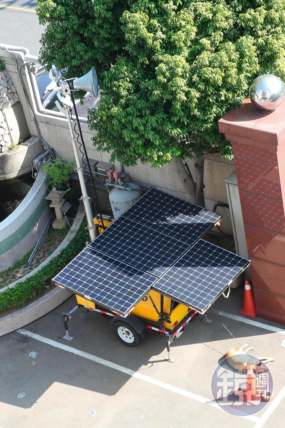 賴柄源很自豪研發出移動式太陽能儲能照明系統，透過美國客戶還出租給特斯拉等公司。