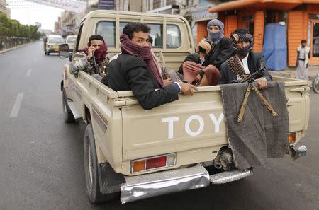 Shi'ite Houthi rebels ride a patrol truck in Sanaa in this October 9, 2014 file photo. REUTERS/Khaled Abdullah/Files