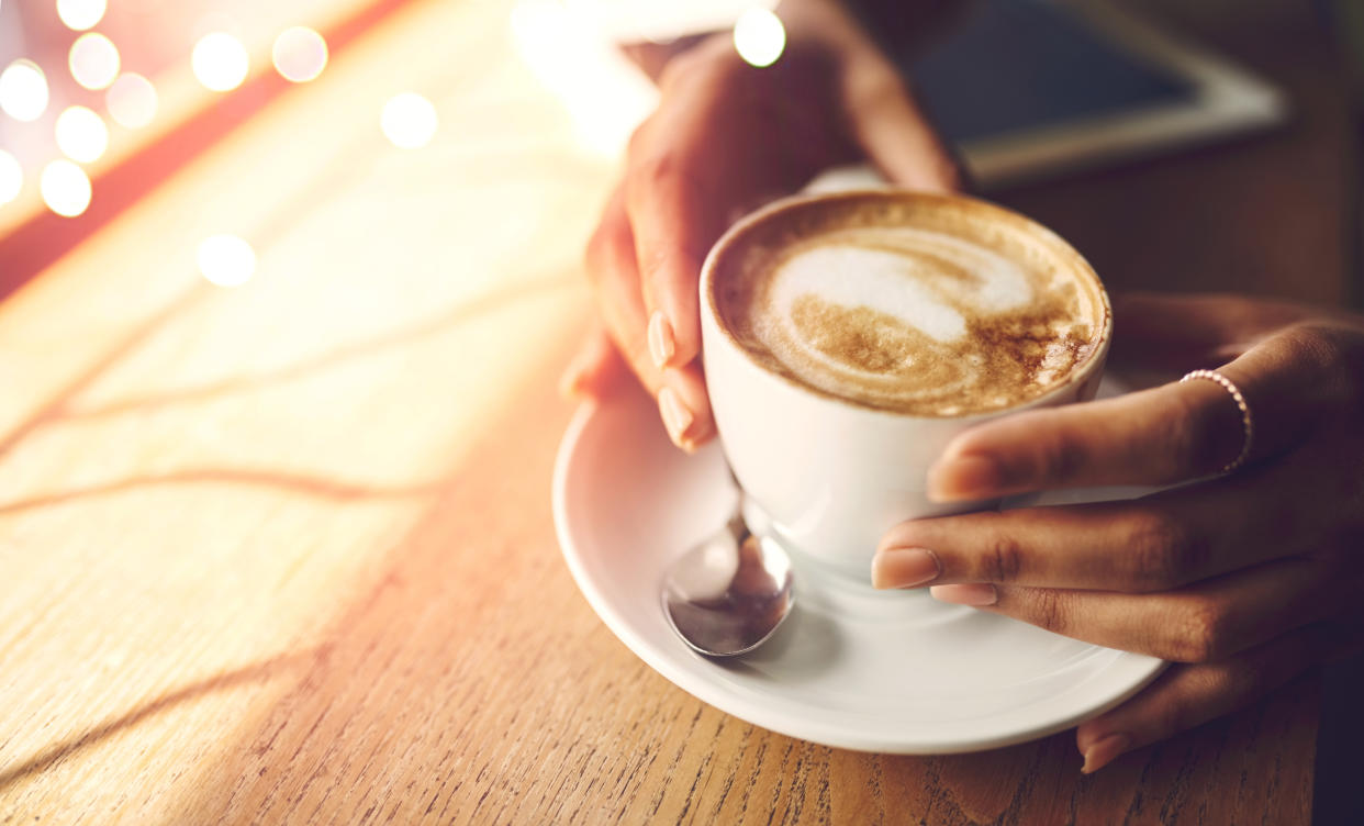 En Amazon, está disponible una maquinita en el que puedes calentar leche y hacer la espuma perfecta para un capuchino. (Foto: Amazon)