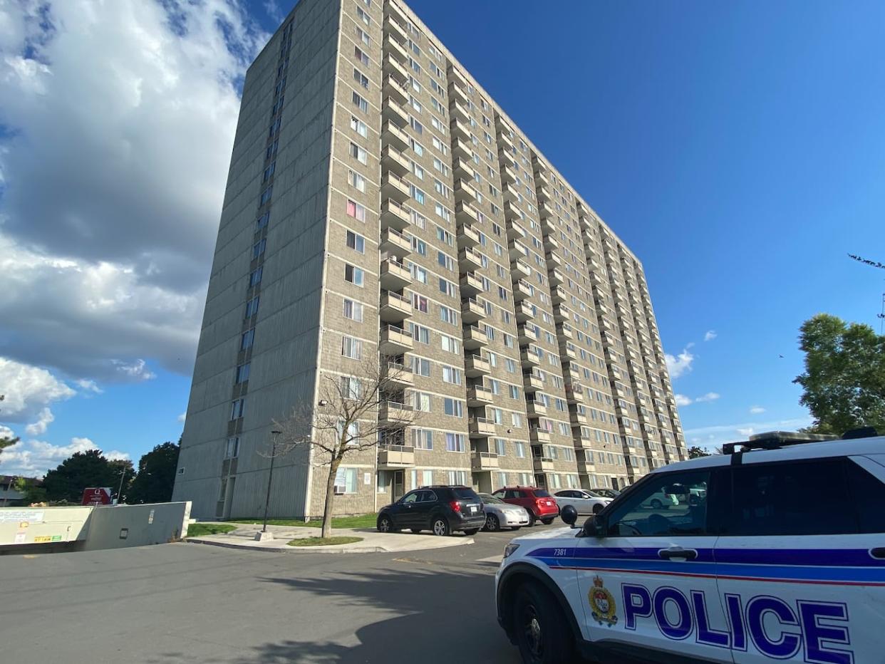 An Ottawa Police Service cruiser is parked outside an apartment tower at 1240 Donald St. on Sept. 24, 2023. A young boy was rushed to hospital after falling from a window. (Inès Ali-Khan/Radio-Canada - image credit)