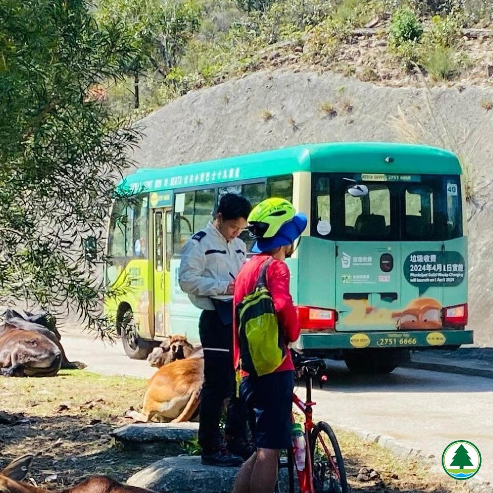 一名在郊野公園踩單車人士被漁護署人員檢控。   （漁護署圖片）