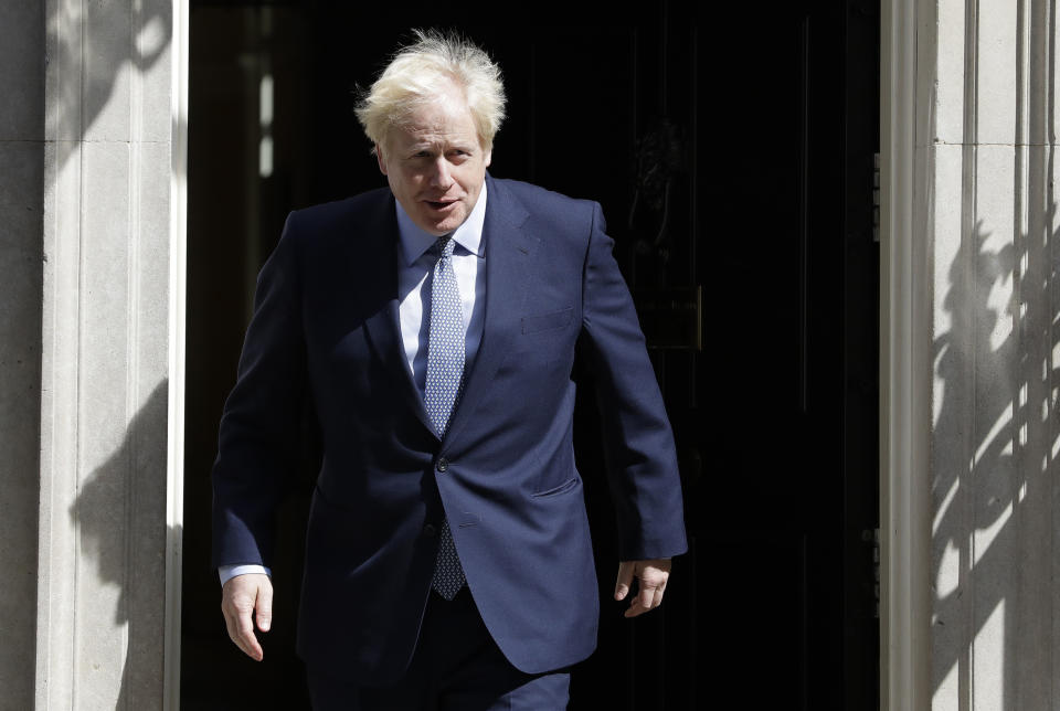 El primer ministro británico Boris Johnson sale para recibir su homólogo de Estonia Juri Ratas para una reunión en Downing Street, en Londres, el martes 6 de agosto de 2019. (AP Foto/Kirsty Wigglesworth)