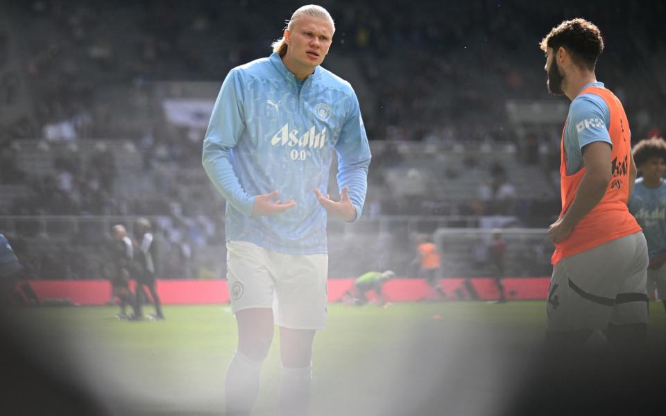 Manchester City's Norwegian striker #09 Erling Haaland (L) and Manchester City's Croatian defender #24 Josko Gvardiol (R) warm up ahead of the English Premier League football match between Newcastle United and Manchester City at St James' Park in Newcastle-upon-Tyne