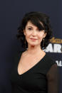 L'actrice et réalisatrice Zabou Breitman a foulé le tapis rouge des César en total look noir. Elle a complété sa tenue avec des boucles d'oreilles pendantes et une coiffure bouclée. (Photo by Pascal Le Segretain/Getty Images)