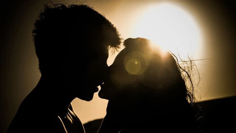 有些情侶在親熱時，喜歡在對方脖子留下吻痕表達愛意，也就是俗稱「種草莓」，但這舉動很可能暗藏危險。（示意圖／翻攝自Pixabay）