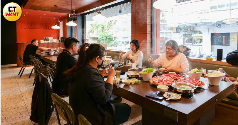 民生店空間以「銀座喫茶店」概念做設計，整體較具復古感。（圖／焦正德攝）