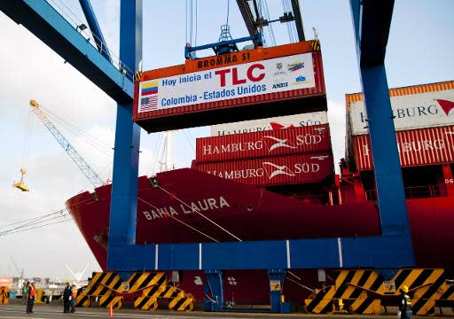 Un container con telas es embarcado el día en que se inició el TLC de Colombia y EEUU, el 15 de mayo de 2012 en Cartagena. (AFP | Manuel Pedraza)