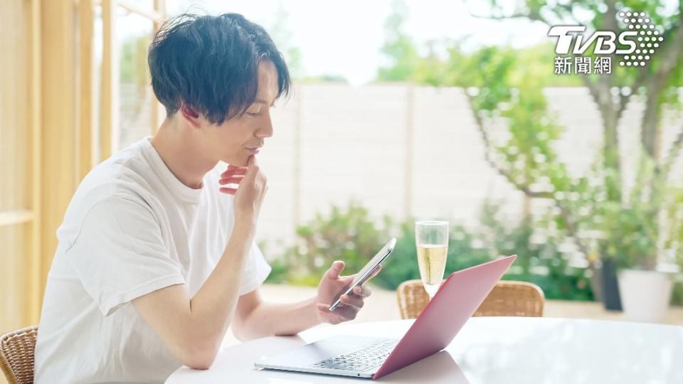 疫情後日本人媒體接觸時數增加。（示意圖／shutterstock 達志影像）