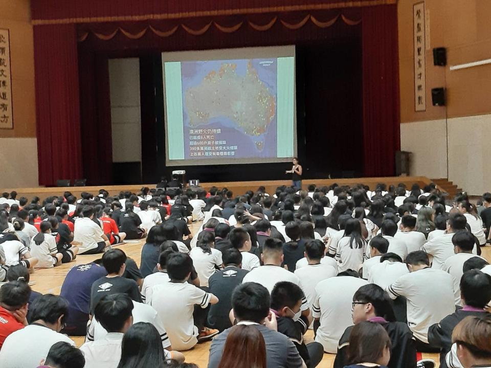 過去數年來，綠色和平多次於校園舉辦環保講座，與同學分享全球環境議題。