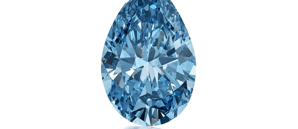 Estimé à plus de 25 millions de dollars, le Bulgari Laguna Blu, diamant bleu en forme de poire, Fancy Vivid Blue, de 11,16 carats, a été serti durant cinquante ans sur une bague Bulgari. La pierre est présentée depuis plusieurs semaines sur le site de Sotheby’s dans sa monture d’origine.  - Credit:DR