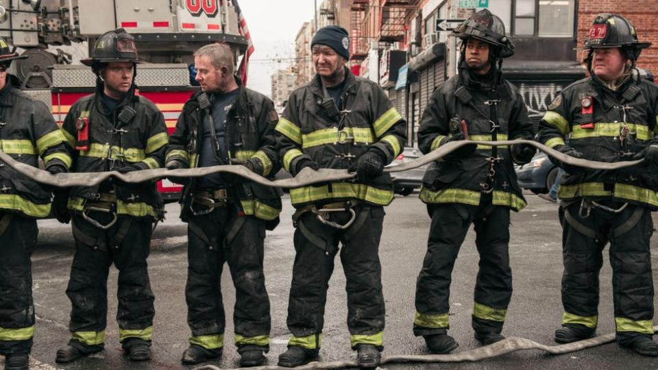 Bomberos en el lugar donde ocurrió el incendio.