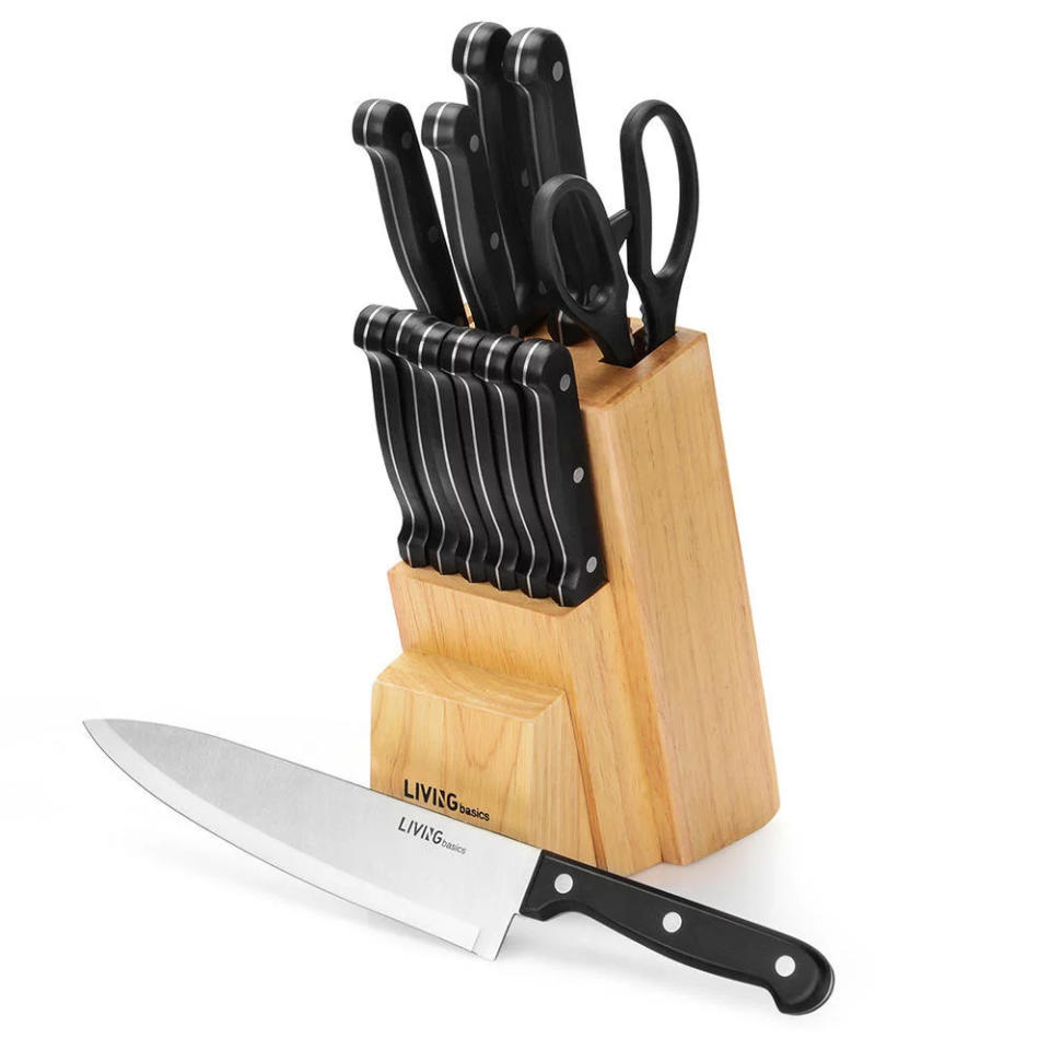 Conjunto de 14 facas de cozinha em aço inoxidável com bloco de madeira.  Foto via Walmart.