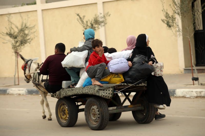 Palestinian families living in some neighborhoods in Khan Younis move to the southern city of Rafah. Photo by Ismael Mohamad/UPI