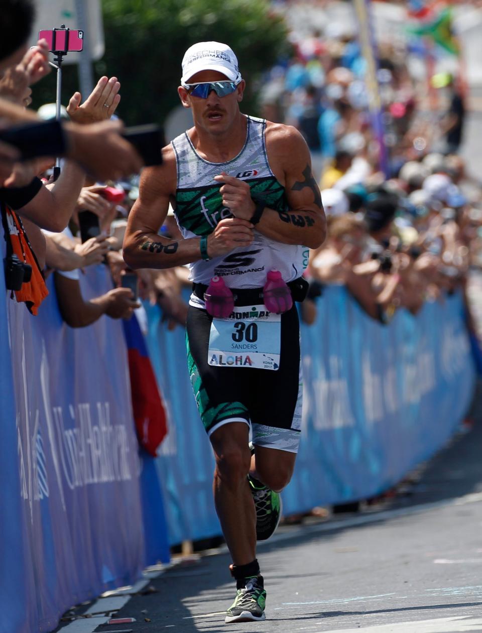 Kailua-kona (United States), 14/10/2017.- Lionel Sanders of Canada runs up Palani Road to start the marathon leg of the 2017 Ironman World Championship Triathlon in Kailua-Kona, Hawaii, USA, 14 October 2017. (Maratón, Estados Unidos) EFE/EPA/Bruce Omori