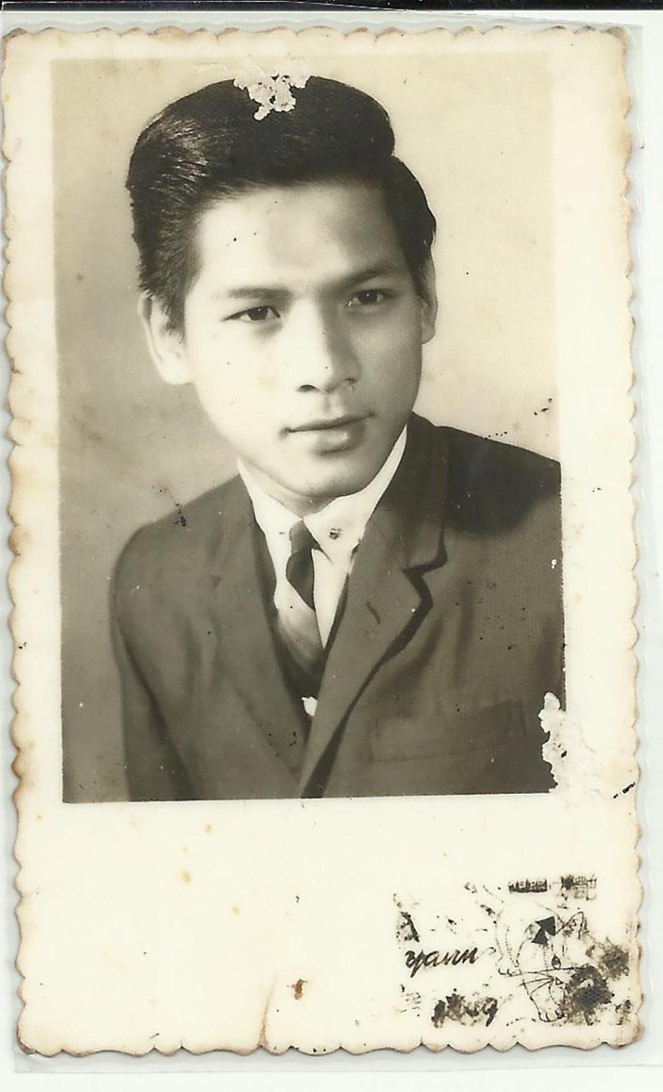 黃瑞豐17歲那年在澎湖出道時，穿著西裝在相館的留影。