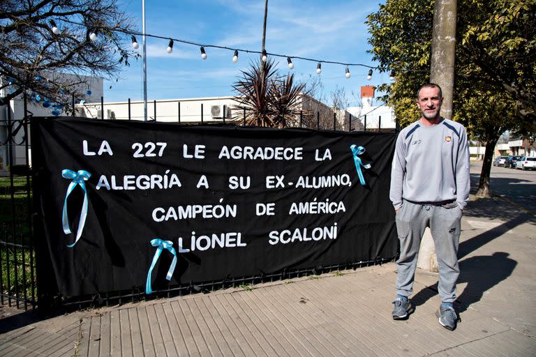 Su amigo Sesana, en el ingreso de la escuela primaria Bernardino Rivadavia, donde fue Lionel Scaloni